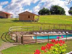 photo de gites en bois à la ferme avec piscine chauffée